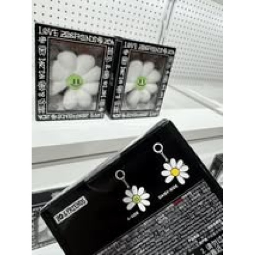 LY838 G-Dragon ZO&FRIENDS 白色小花 鑰匙圈