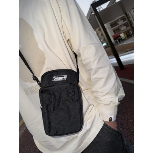 LY939 ColemanLOGO字體直式斜背包